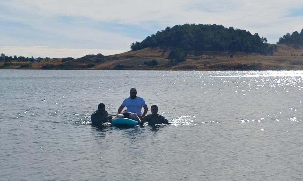 Un comisario y dos carabineros se lanzaron a las aguas para rescatar a un hombre que se ahogaba en la laguna Trapén