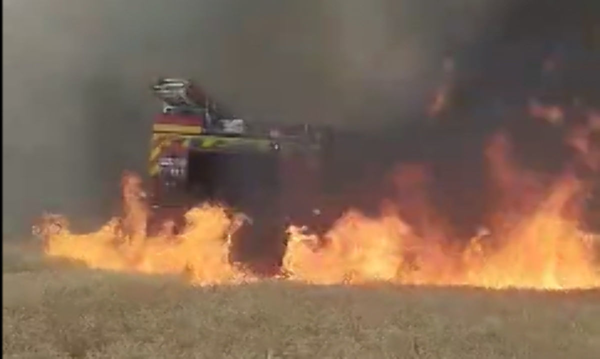 Carro de bomberos resultó destruído combatiendo incendio forestal en San Pablo