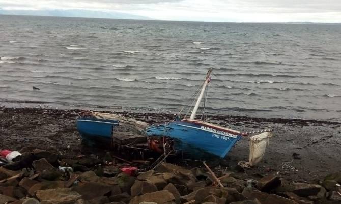 Pequeña embarcación encalla  en costanera de Puerto Montt