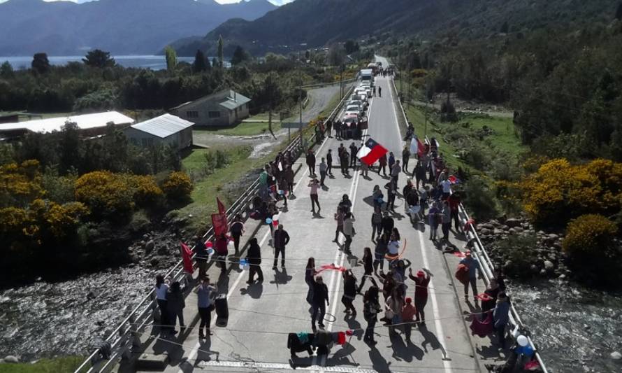 Profesores de Hualaihué se toman Carretera Austral 