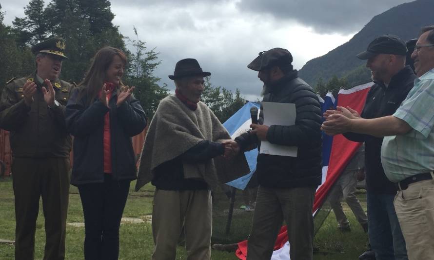 Bienes Nacionales entrega acta de radicación a colono histórico de Paso El León en fiesta de integración Chileno- Argentina