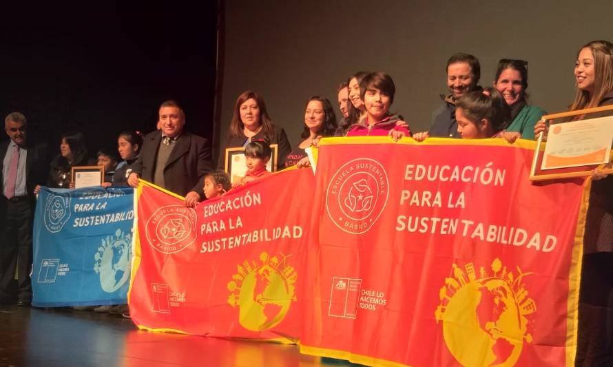 Establecimientos educacionales de Chiloé recibieron certificación ambiental