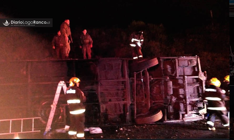 Testigo revela detalles de accidente: “Bus chocó con barrera, volcó y frenó contra un muro de tierra"