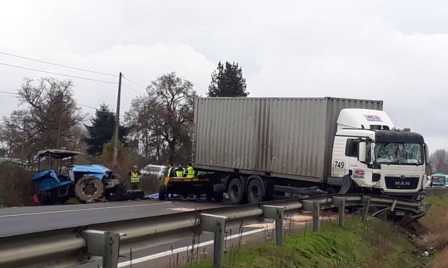 Violento accidente entre camión y tractor deja una persona fallecida en Ruta 5 Sur