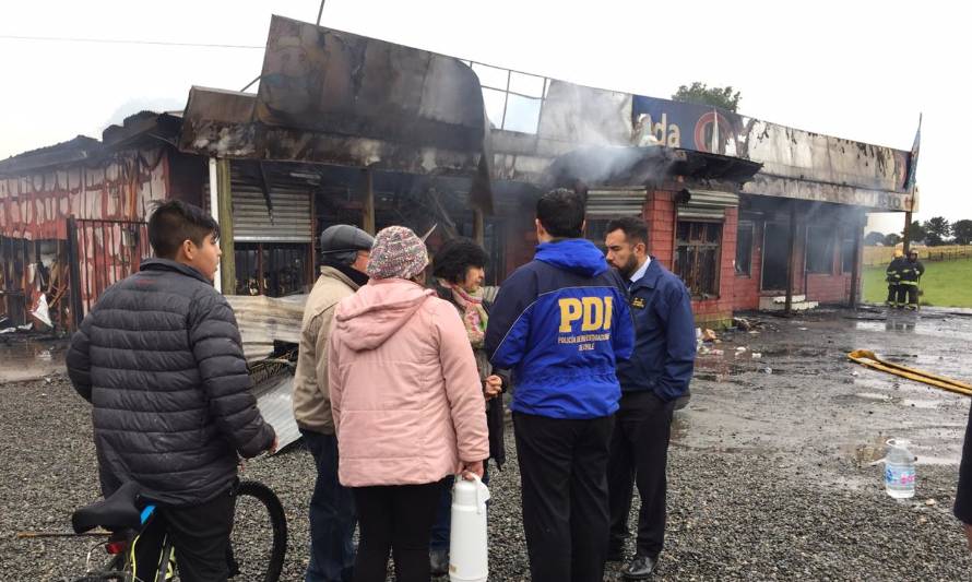 PDI investiga incendio que destruyó supermercado en Chonchi