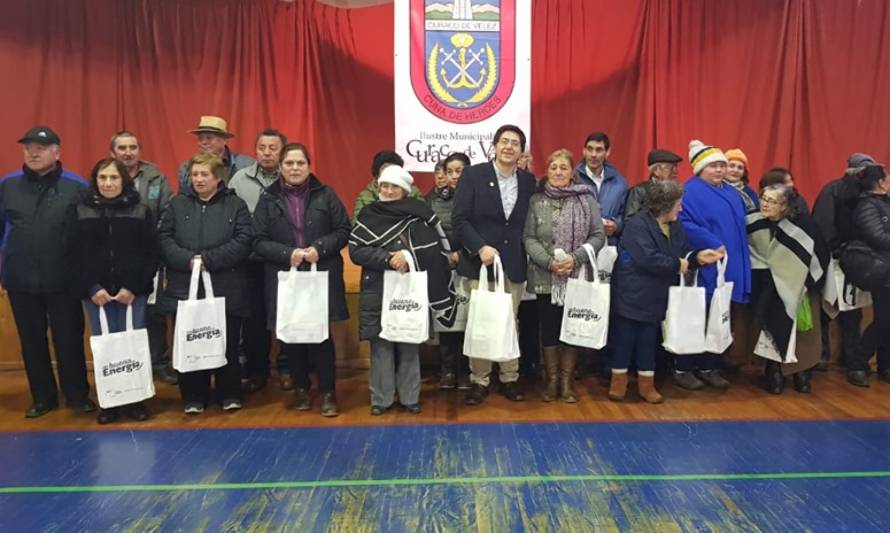 Vecinos de Curaco de Vélez recibieron 200 kit de eficiencia energética