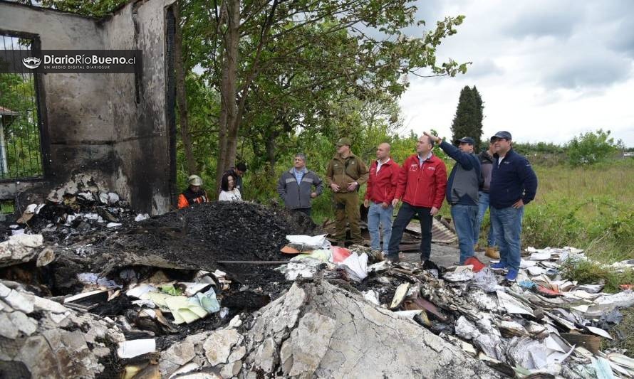 Incendio de hospital viejo de Río Bueno habría sido intencional: descubren líquidos acelerantes