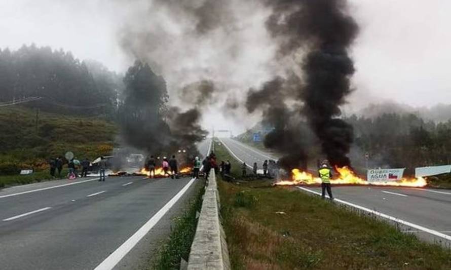 Cortes de ruta y barricadas marcaron inicio de jornada de huelga general en Los Lagos