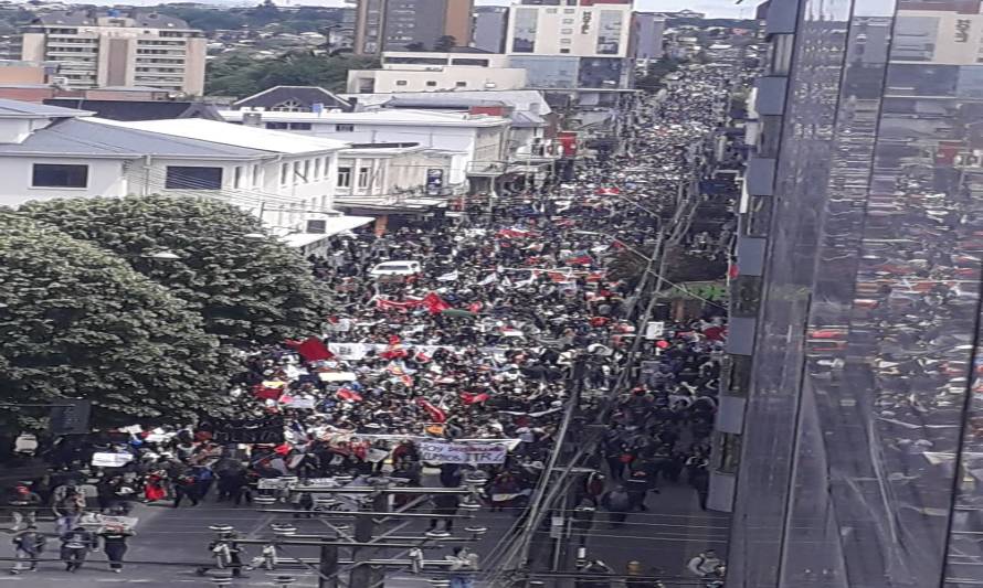 Al menos 30 mil personas marcharon por las calles de Puerto Montt