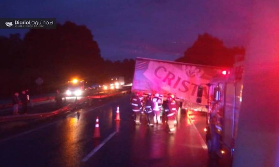 Tres lesionados dejó accidente que involucró a camión de CCU en la ruta 5 Sur