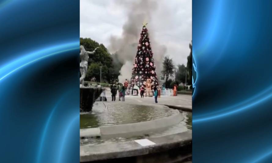 Ataque incendiario contra árbol navideño en plaza de Castro