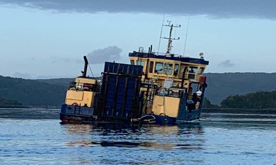 Autoridad Marítima de Castro despliega operativo por varamiento de Wellboat en Canal San Pedro