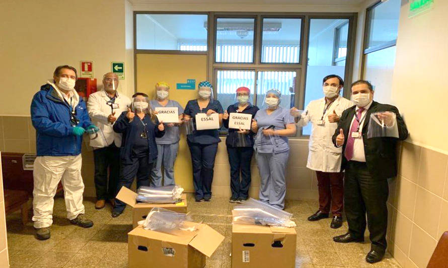 Universidad Austral de Chile y ESSAL entregan 500 protectores faciales al Hospital Base de Osorno