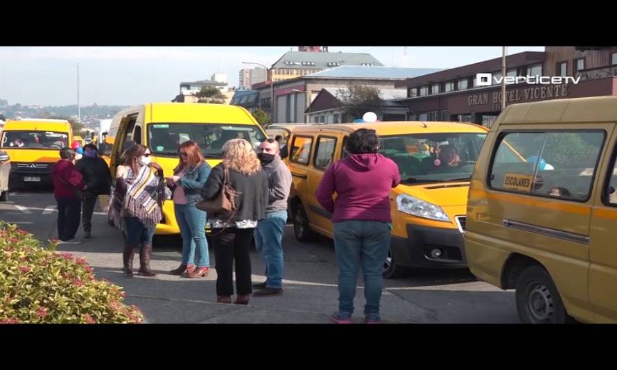 Furgones escolares protestaron en Puerto Montt