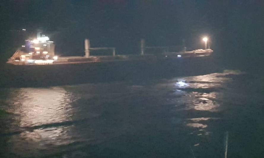 Con éxito finalizó rescate de tripulantes de mercante que  encalló en costa valdiviana