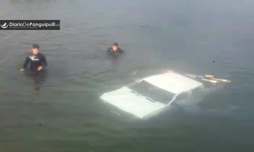 Rescatan con vida a familia que cayó al lago Panguipulli mientras remolcaba embarcación