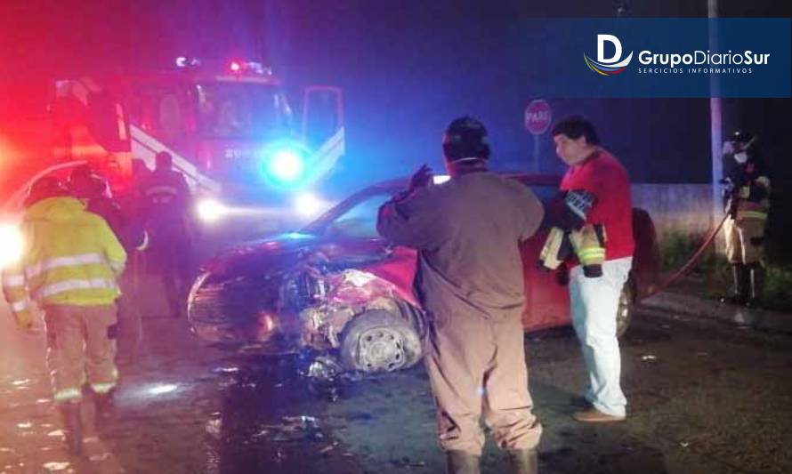 Conductor chocó cuartel bomberil y huyó herido del lugar