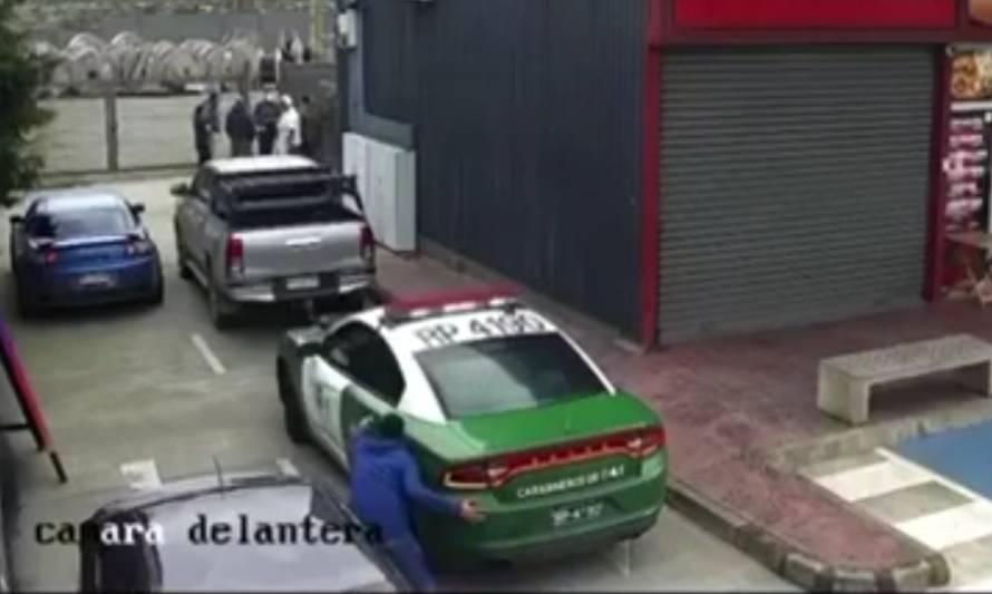 Sujeto huyó esposado desde carro policial en Alerce 