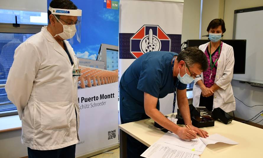 Colegio Médico entrega celulares para unir pacientes y familiares 