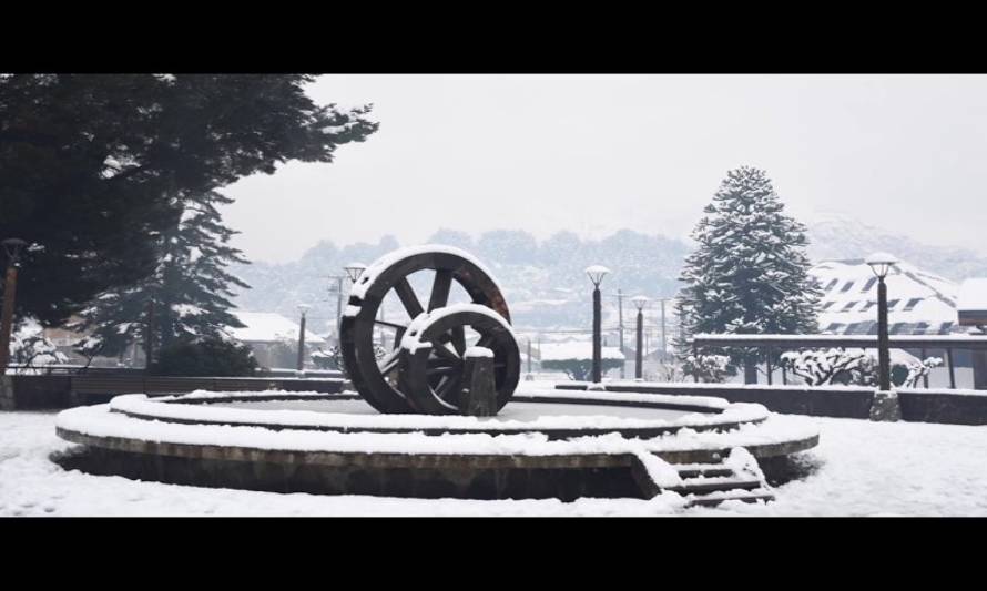 Trabajan para despejar de nieve caminos en Futaleufú