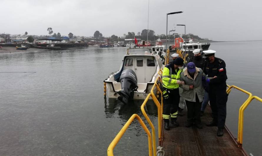 Autoridad Marítima de Calbuco evacuó de urgencia a adulto mayor desde isla Tabón