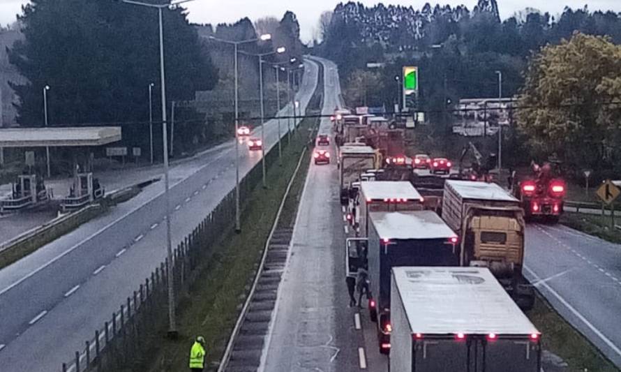 Con obstrucción parcial de tránsito comenzó paro de camioneros de la CNTC