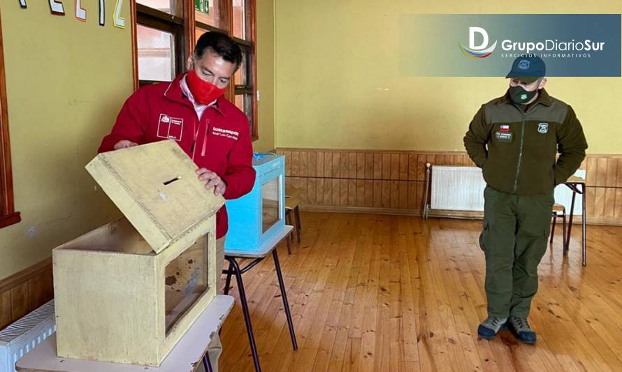 Gobernador de la Provincia de Palena visita locales de votación