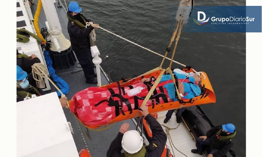 Armada trasladó a paciente de emergencia desde Chaitén a Ancud