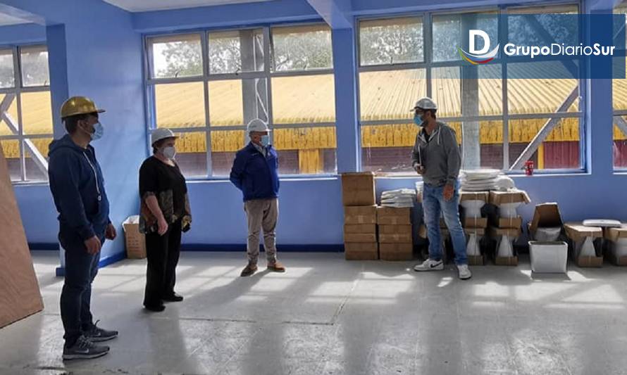 Se ejecutan trabajos de mejoramiento de escuela Yerbas Buenas de Ancud