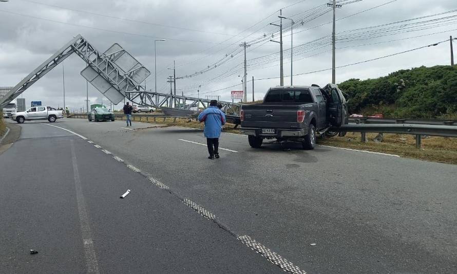 Puerto Montt: Conductor chocó con estructura vial, bloqueó la ruta y huyó abandonando su vehículo