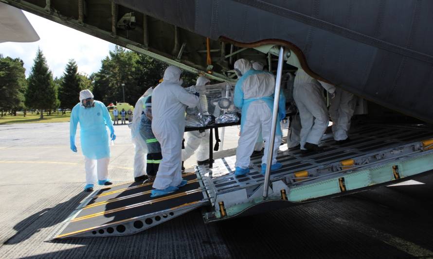 Cuatro pacientes con Covid 19 fueron trasladados a Santiago en un avión Hércules