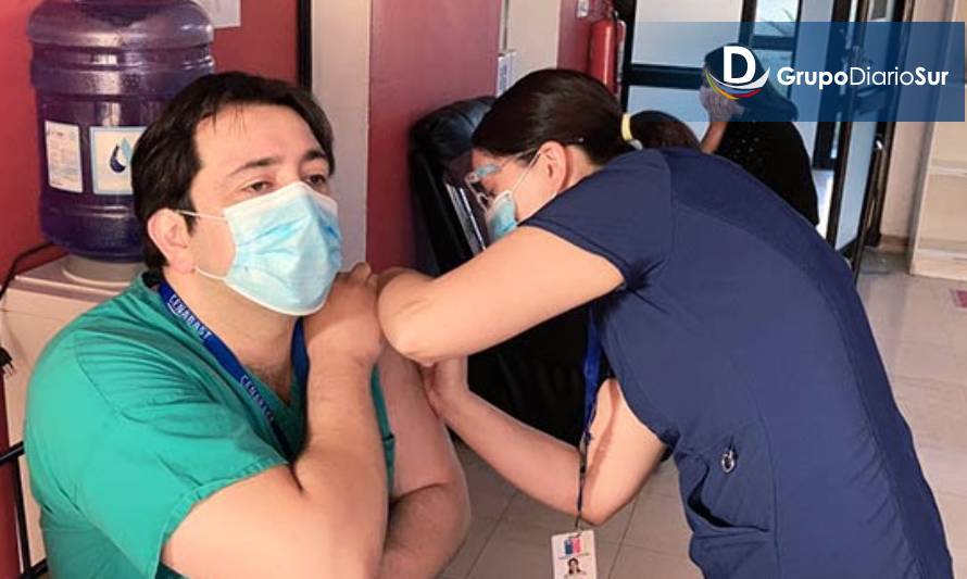 Funcionarios del Hospital de Quellón recibieron vacuna contra covid-19