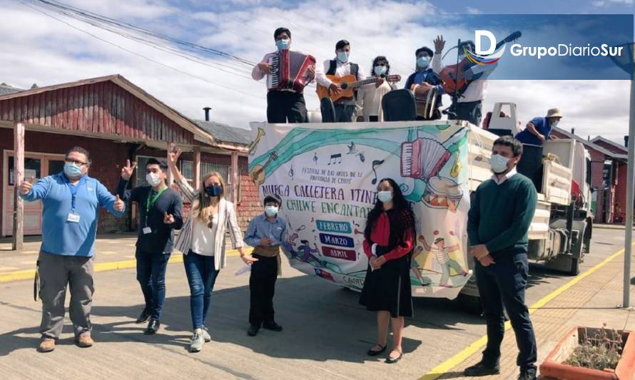 Puqueldón celebró aniversario con Festival “Murga Callejera Itinerante por Chilwe Reencantado”