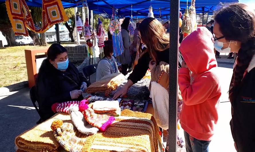 Municipio de Ancud promueve feria de emprendedores en la plaza de esta ciudad