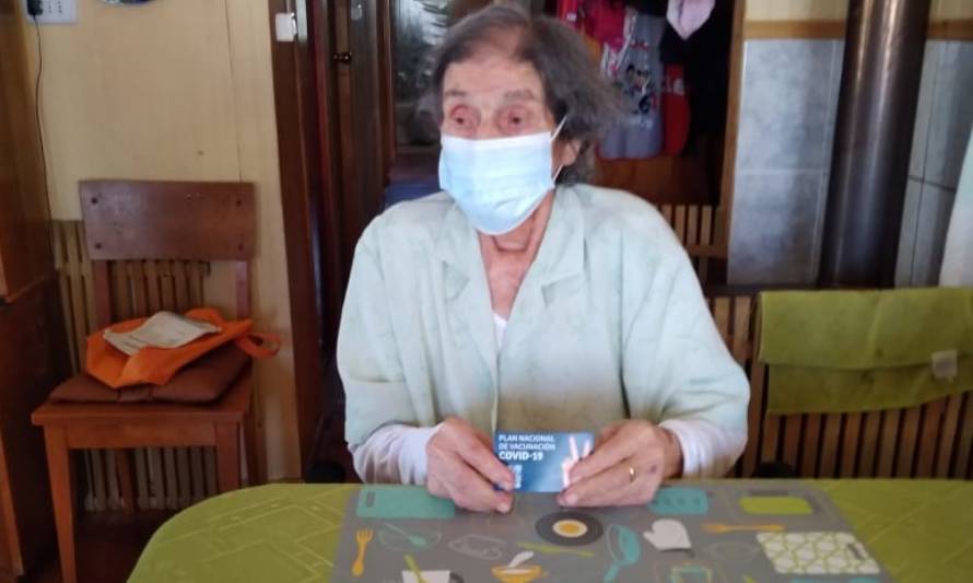 Abuelita de 103 años se vacunó en Carelmapu