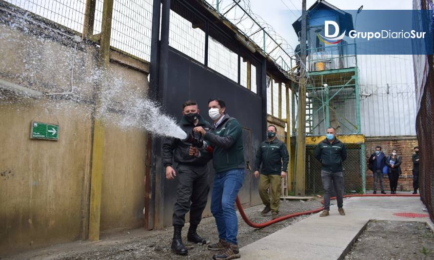 Cárceles de Chiloé reciben redes contra incendio certificadas por Bomberos
