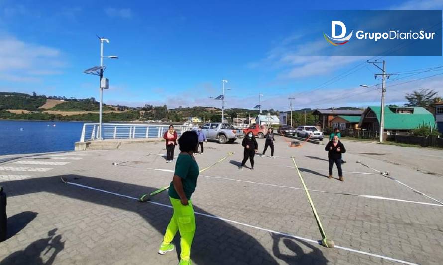 Gimnasio móvil llega a Isla Quehui con música y deporte al aire libre