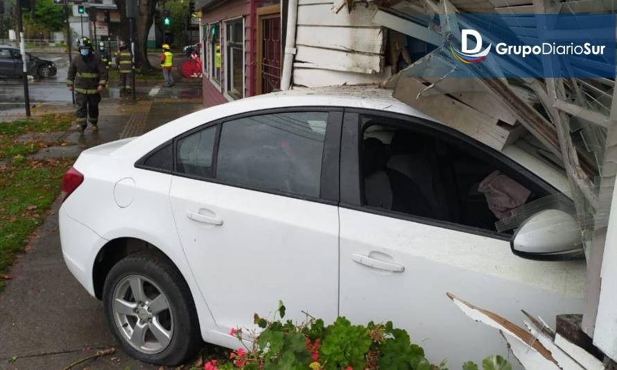 Fuerte colisión terminó con auto incrustado en casa de Osorno