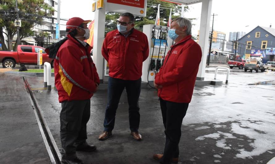 Autoridades regionales entregaron saludo a trabajadores de estación de servicio en Osorno en el marco del Día del Trabajador