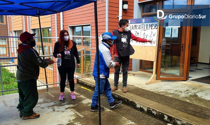 Sanitizan y habilitan local de votación en Curaco de Vélez