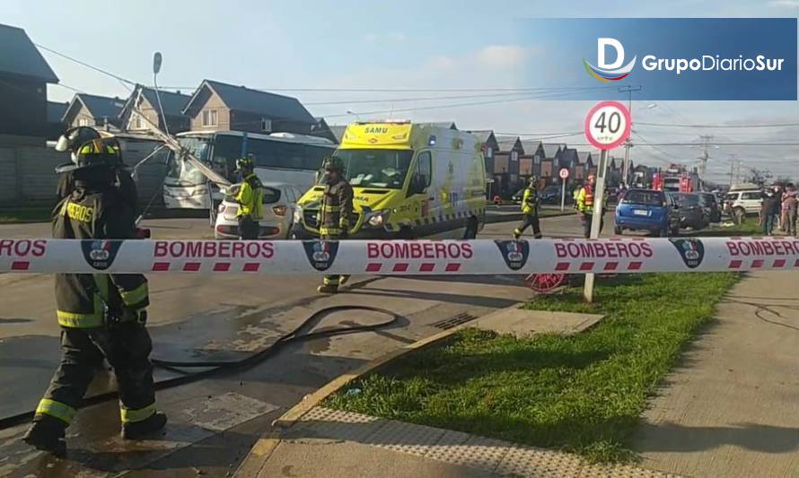 Osorno: Auto derrumba poste en Avenida República
