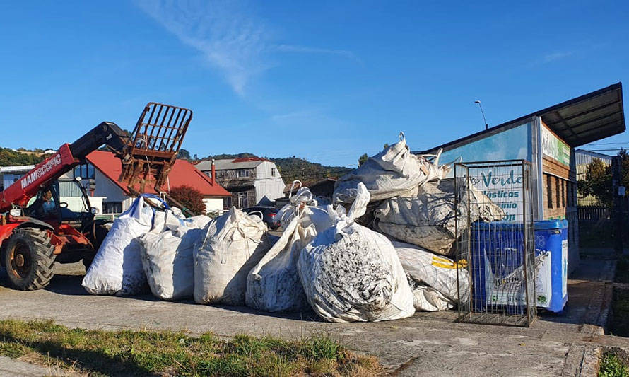 Salmones Austral y SalmonChile apoyan programa de reciclaje y gestión de residuos en Quinchao