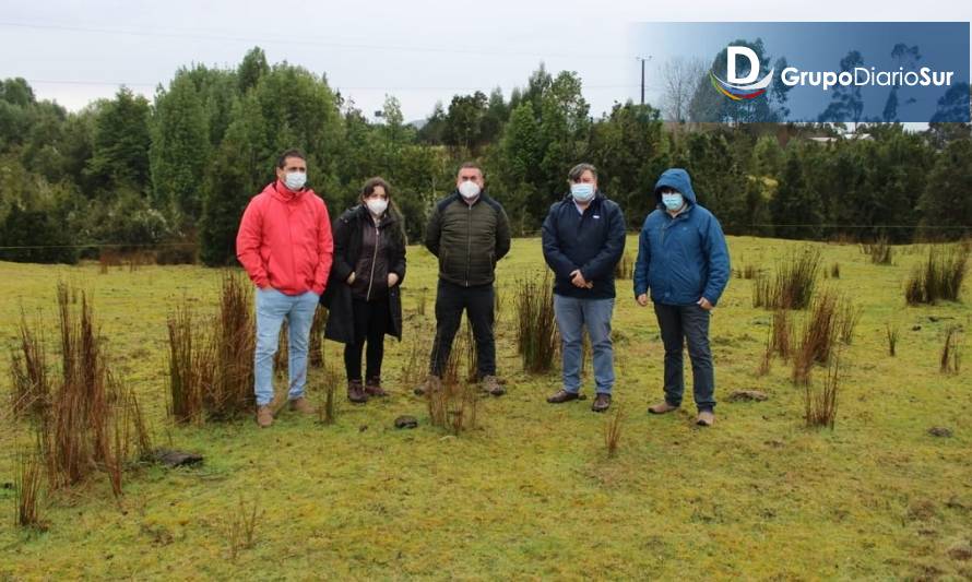 Quellón: Visitan terreno de futura Estacion de Salud Rural en Cocauque