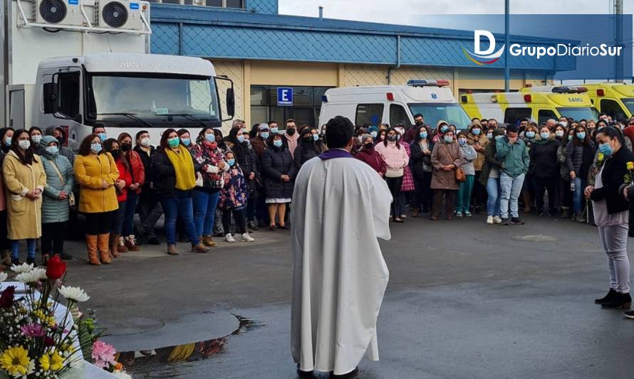 Multitudinaria despedida a funcionaria del Hospital Base de Castro