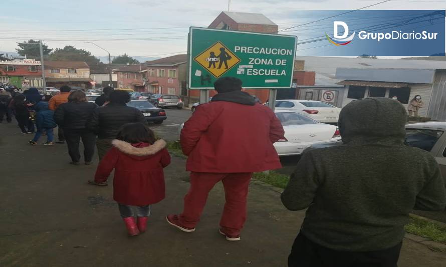 Largas filas a media hora del cierre de las mesas