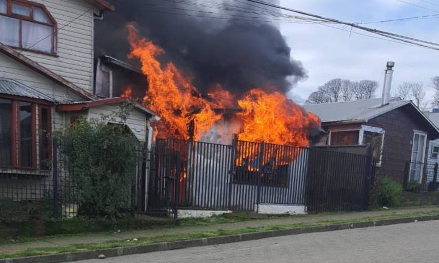 Ancud: Una casa de adulto mayor resultó destruida