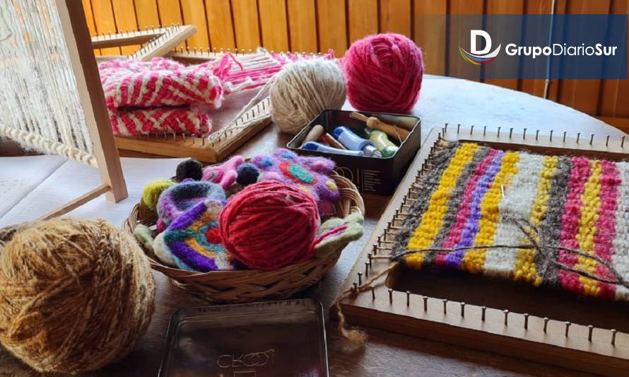 Madera nativa y lana chilota devuelven la armonía a integrantes de talleres de salud mental
