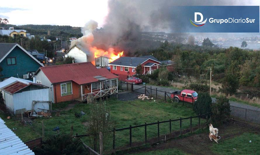 Quellón: Incendio dejó cinco personas damnificadas y dos viviendas destruidas
