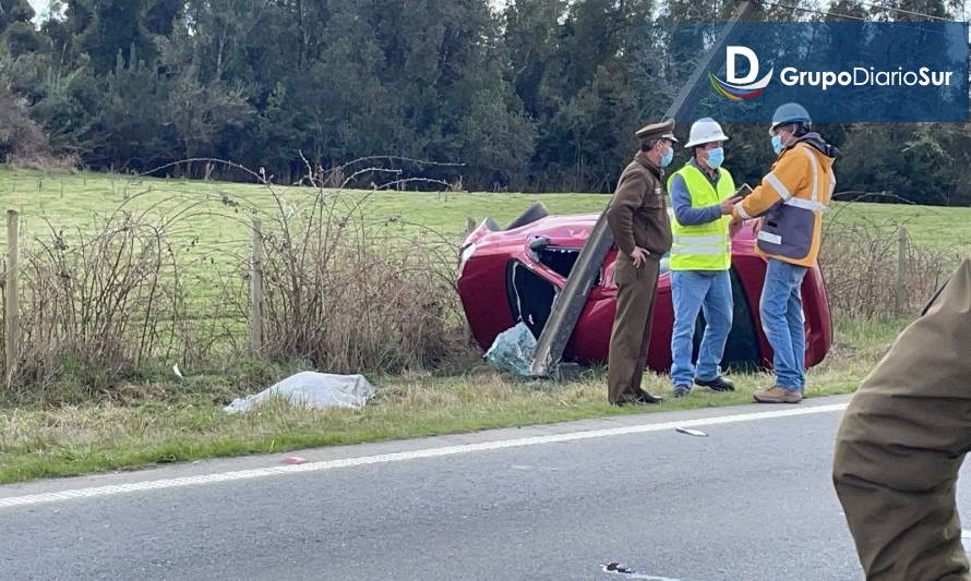 Volcamiento de automóvil  deja a una mujer fallecida