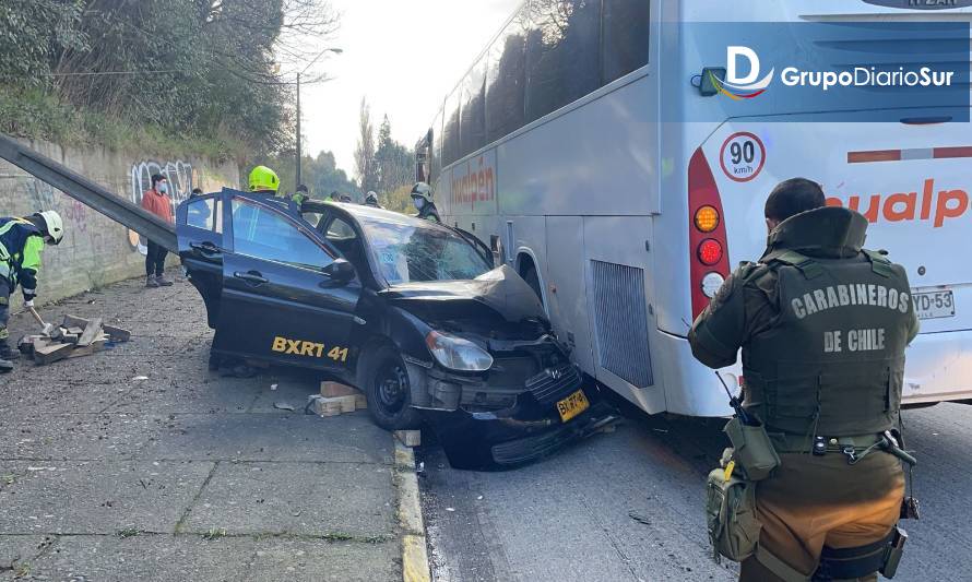 Cuatro lesionados y una persona atrapada deja colisión entre colectivo y bus